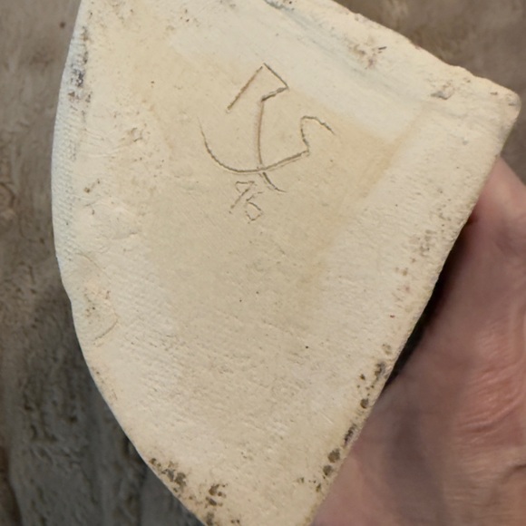 𝐕𝐀𝐒𝐄 𝐒𝐄𝐓 𝐁𝐄𝐀𝐔𝐓𝐈𝐅𝐔𝐋𝐋𝐘 𝐌𝐀𝐃𝐄-𝐒𝐈𝐆𝐍𝐀𝐓𝐔𝐑𝐄 & 𝐃𝐀𝐓𝐄 𝐎𝐍 𝐁𝐎𝐓𝐓𝐎𝐌 - Picture 7 of 9